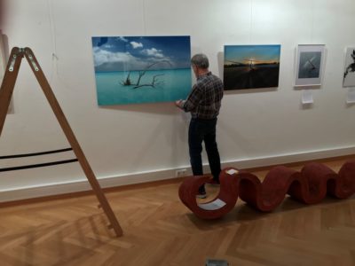 Hängung in progress