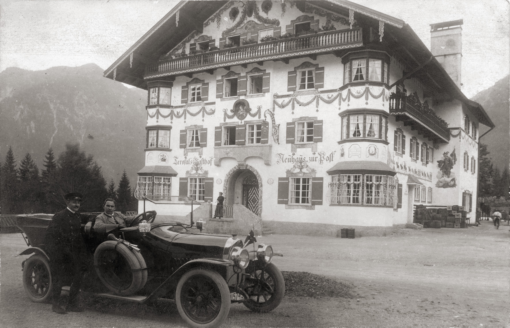 Das von Terofal 1912 erbaute Gasthaus „Neuhaus zur Post Im Automobil sitzt der Terofal Schwiegersohn Josef Riendl. Bei dem Wagen handelt es sich um einen Protos Typ G, hergestellt zwischen 1910 und 1914 in Berlin Spandau.