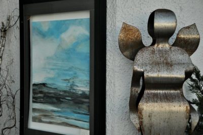Bild und Eisenblech-Figur von Lizzie Hladik