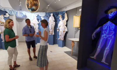 Birgit Halmbacher führt durch die Ausstellung