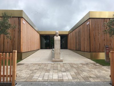 Der Eingamg zum neuen Jod-Schwefelbad mit der Büste Adriaan Stoops