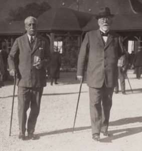 Adriaan Stoop (rechts) mit seinem Bruder Kaes vor der Wandelhalle