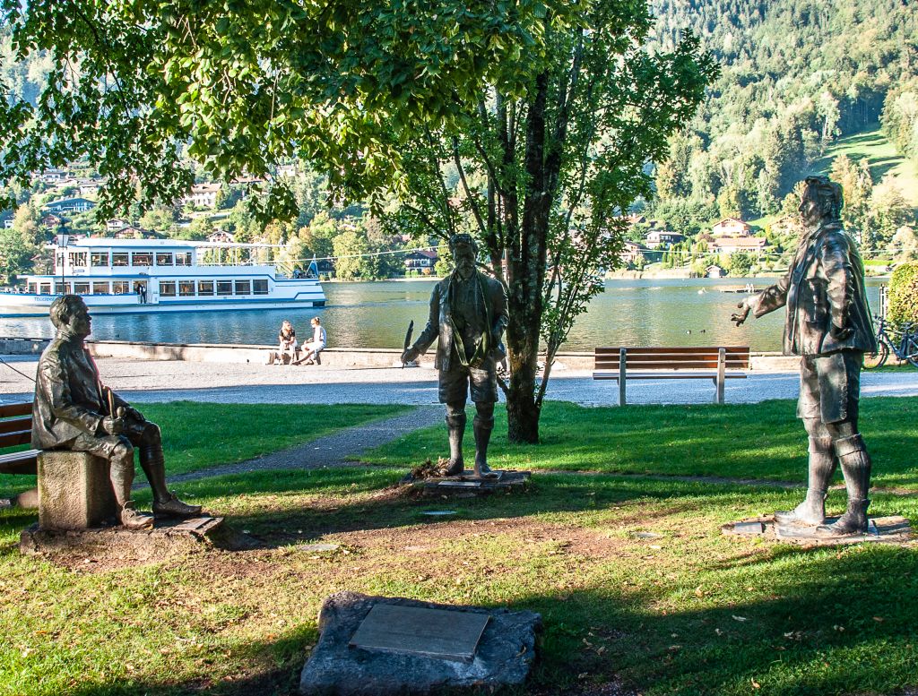 Im Kurpark Rottach-Egern steht die lebensgroße Bronzefigurengruppe der drei Kultur-Matadoren Leo Slezak, Ludwig Thoma, Ludwig Ganghofer. Sie stammen aus der Werkstatt des Rottacher Bildhauers Quirin Roth