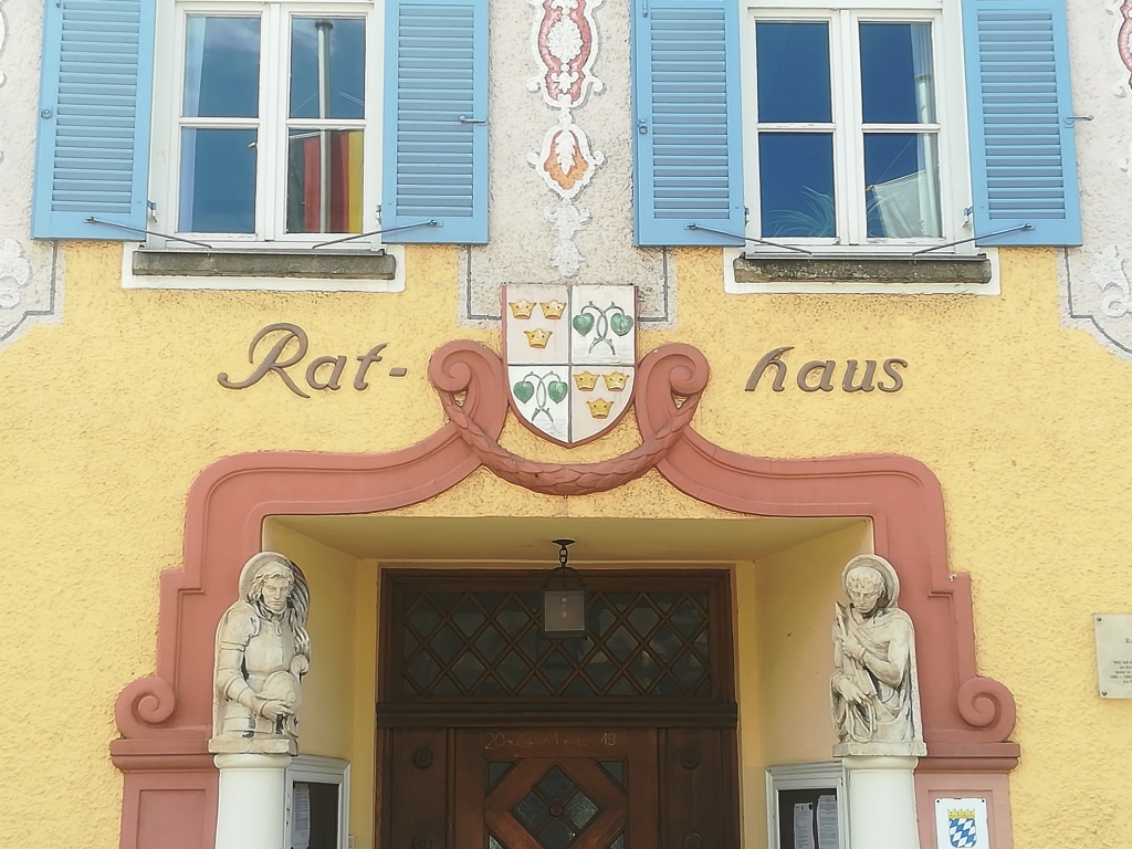 Das Tegernseer Stadtwappen überm Eingangsportal des Rathauses
