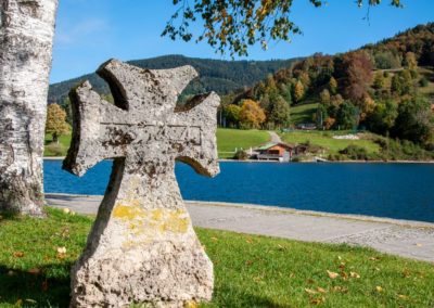 Zwei Tuffsteinkreuze - eines in Rottach-Egern, eines auf der gegenüberliegenden Seite in Tegernsee erzähleb von einem tragischen Unglück