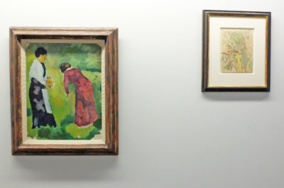 Links das Bild "Zwei Frauen auf der Wiese" von August Macke, das 1910 am Tegernsee entstand