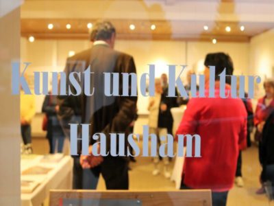 Hereinspaziert zur Vernissage! Der zweite Bürgermeister von Hausham, Josef Schaftari, und Kulturreferentin Lisbeth Leidgschwendner (v.l) bei der Eröffnungsrede