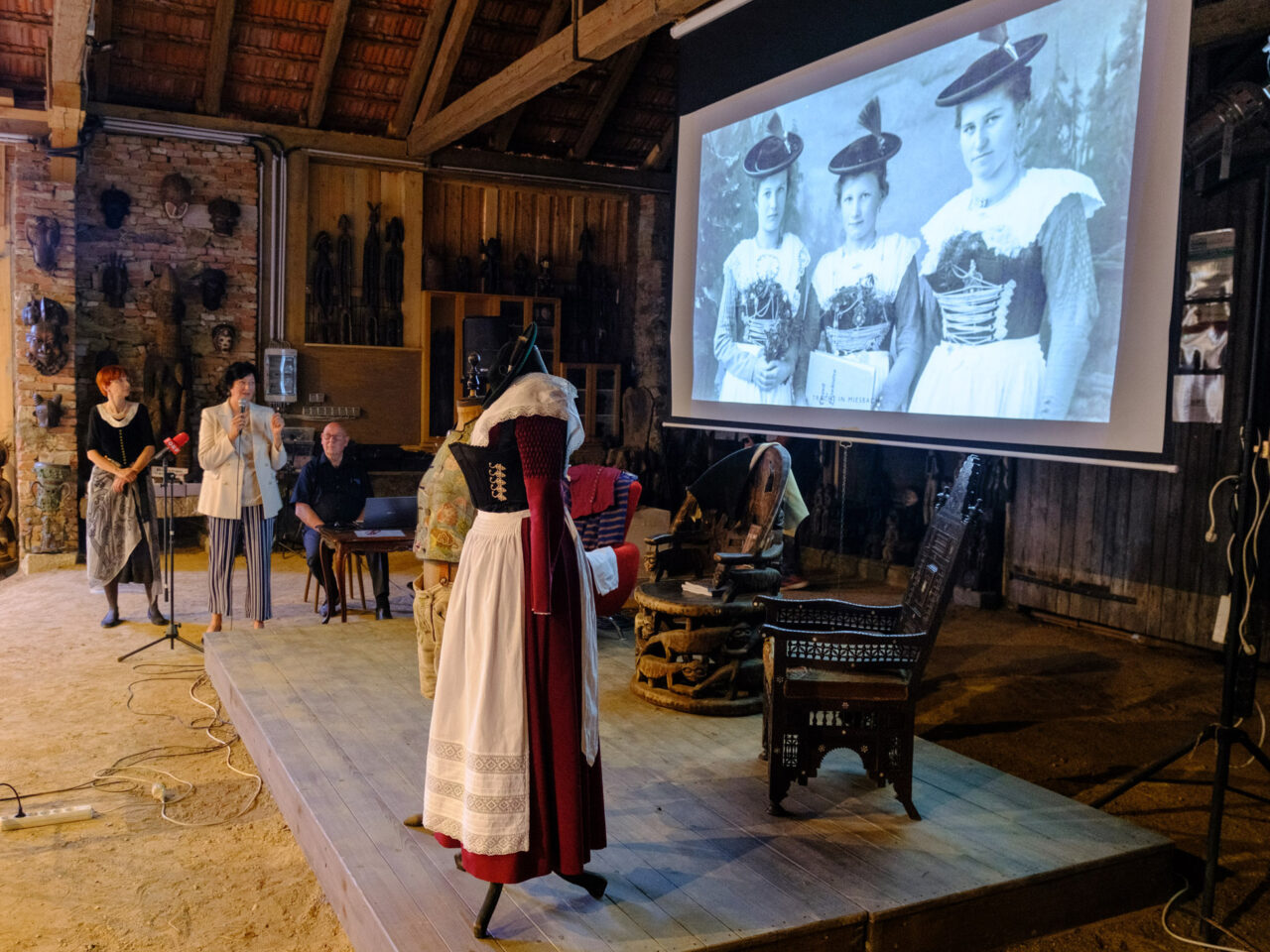Mode - Schönheit Kontroverse - Verena Wolf präsentiert die Miesbacher Tracht in Fratres