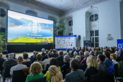 Voll besetzter Barocksaal beim