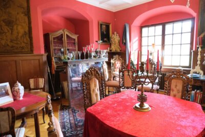 Der Rote Salon in der Villa Bruneck