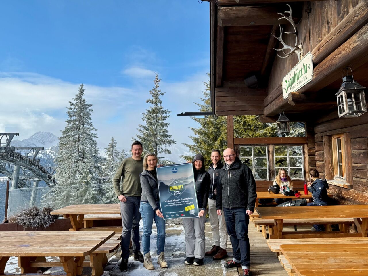 Foto (v.l.n.r.): Hüttenwirt Marcus Votteler, Nicola Erhardt (TTT-Veranstaltungsmanagement), Antonia Asenstorfer (Geschäftsführerin Alpenbahnen Spitzingsee GmbH), Michael Feil (Marketingleitung bei Slyrs) und TTT-Geschäftsführer Christian Kausch