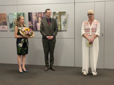Kunsthistorikerin Andrea Kühnhackl hält die Laudatio